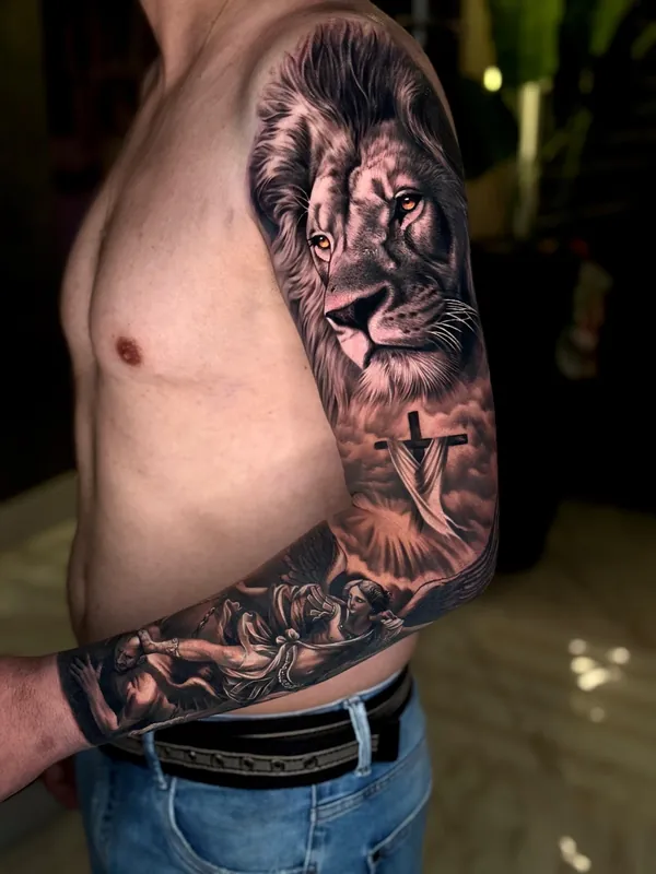 Löwen-Tattoo als Sleeve über den ganzen Arm