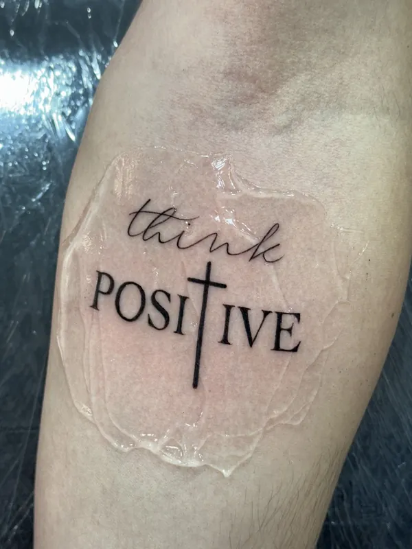 Fineline-Schriftzug-Tattoo am Arm