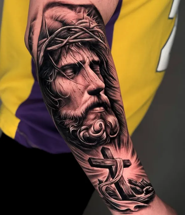 Fotorealistisches Porträt-Tattoo in Black and Grey auf dem Oberarm