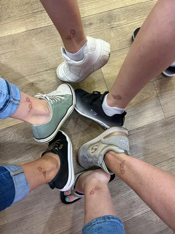 Vier kleine Tattoos am Fußgelenk, an einem Tag gestochen